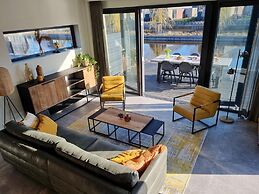 Luxurious Detached Water Villa With Jetty