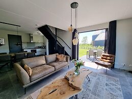 Luxurious Detached Water Villa With Jetty