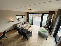 Luxurious Detached Water Villa With Jetty