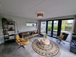 Luxurious Detached Water Villa With Jetty