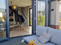 Luxurious Detached Water Villa With Jetty