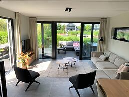 Luxurious Detached Water Villa With Jetty