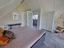 Luxurious Detached Water Villa With Jetty