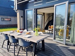 Luxurious Detached Water Villa With Jetty