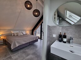 Luxurious Detached Water Villa With Jetty