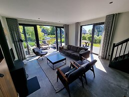 Luxurious Detached Water Villa With Jetty