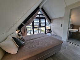Luxurious Detached Water Villa With Jetty