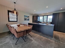 Luxurious Detached Water Villa With Jetty