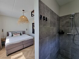 Luxurious Detached Water Villa With Jetty