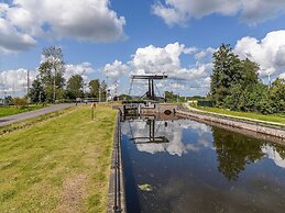 Modern 6-person Chalet in the Frisian Countryside, 3 Bedrooms and Wifi