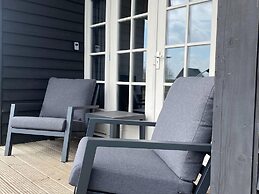 Modern 6-person Chalet in the Frisian Countryside, 3 Bedrooms and Wifi