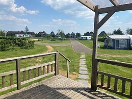 Modern 6-person Chalet in the Frisian Countryside, 3 Bedrooms and Wifi