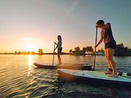 Modern 6-person Chalet in the Frisian Countryside, 3 Bedrooms and Wifi