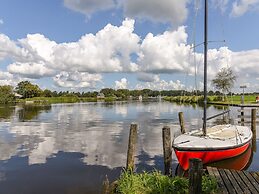 Modern 6-person Chalet in the Frisian Countryside, 3 Bedrooms and Wifi