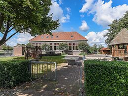 Modern 6-person Chalet in the Frisian Countryside, 3 Bedrooms and Wifi