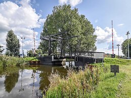 Modern 6-person Chalet in the Frisian Countryside, 3 Bedrooms and Wifi