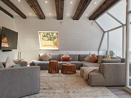 Cottage With a Fireplace Just 10 Minutes From the Beach