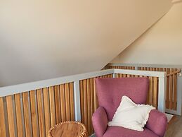 Cottage With a Fireplace Just 10 Minutes From the Beach