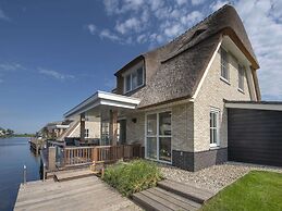Luxury Villa With a Sauna, at the Tjeukemeer