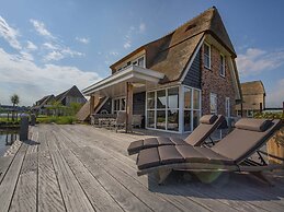 Luxury Villa With a Sauna, at the Tjeukemeer