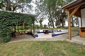 Spacious Apartment in Boddin With Garden