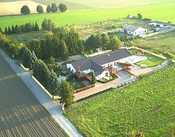 Terraced House With Pool and Sauna, Sieciemin