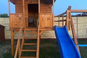 Terraced House With Pool and Sauna, Sieciemin