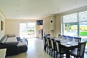 Terraced House With Pool and Sauna, Sieciemin