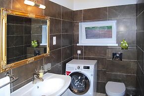 Terraced House With Pool and Sauna, Sieciemin