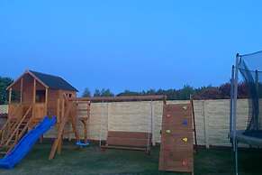 Terraced House With Pool and Sauna, Sieciemin