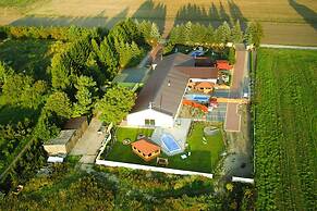 Terraced House With Pool and Sauna, Sieciemin