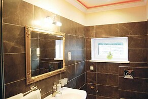 Terraced House With Pool and Sauna, Sieciemin