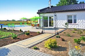 Terraced House With Pool and Sauna, Sieciemin