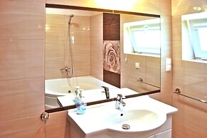 Terraced House With Pool and Sauna, Sieciemin