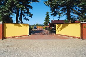 Terraced House With Pool and Sauna, Sieciemin