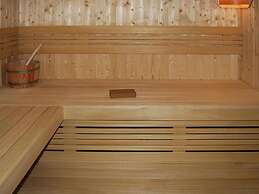 Terraced House With Pool and Sauna, Sieciemin