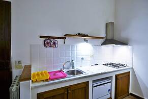 Cosy Apartment in Mantignana With Private Terrace