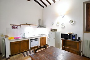 Cosy Apartment in Mantignana With Private Terrace