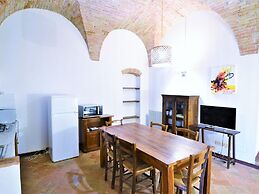 Cosy Apartment in Mantignana With Private Terrace