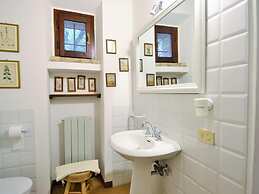 Cosy Apartment in Mantignana With Private Terrace