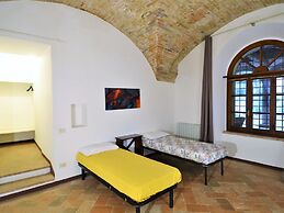 Cosy Apartment in Mantignana With Private Terrace