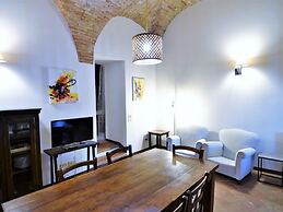 Cosy Apartment in Mantignana With Private Terrace