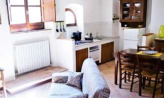 Cosy Apartment in Mantignana With Private Terrace
