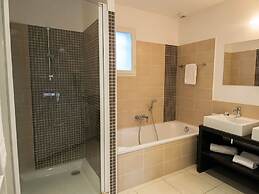 Luxury Provencal Villa With AC, in Charming Luberon Region