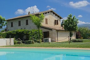 Modern Holiday Home in Foligno - Loc. With Pool