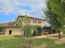 Modern Holiday Home in Foligno - Loc. With Pool