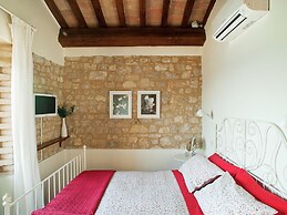 Modern Holiday Home in Foligno - Loc. With Pool