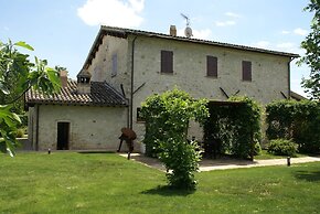 Modern Holiday Home in Foligno - Loc. With Pool