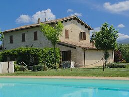 Modern Holiday Home in Foligno - Loc. With Pool