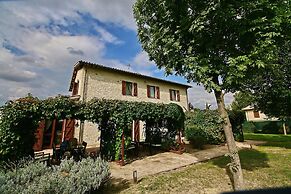 Modern Holiday Home in Foligno - Loc. With Pool